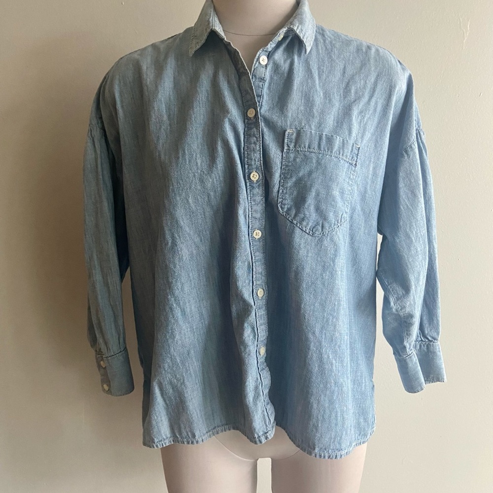 Gap Lighy Wash Denim Button Up! Perfect for Fall!